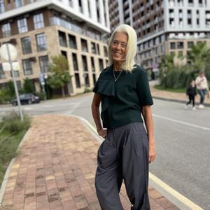 Эти брюки женские шаровары — идеальный выбор для женщин, которые хотят подчеркнуть свои достоинства и чувствовать себя уверенно каждый день. Сложный, продуманный дизайн визуально вытягивает силуэт и прекрасно смотрится как на высоких, так и на невысоких женщинах с формами.

Брюки женские широкие с высокой посадкой отлично сидят на фигуре:

мягко маскируют животик,

уравновешивают широкие бёдра,

добавляют недостающий объём сзади.

Пояс брюк широкий, с резинкой на спинке — благодаря чему модель комфортно садится на разные объёмы талии. А высокая посадка делает силуэт более стройным.

Ткань — плотная поливискоза, приятная к телу, не мнётся и хорошо держит форму. Это идеальный материал для брюк женских на каждый день, особенно если вам важно выглядеть ухоженно без лишних усилий.

Цвет — серый, благородный и универсальный. Он мягче и гармоничнее, чем чёрный, и легко сочетается с множеством других оттенков.

Мы постарались избежать излишнего оверсайза — эти брюки женские широкие на резинке дарят свободу движения, но не увеличивают объём. Манжет на штанине подчёркивает щиколотку и добавляет образу женственности и лёгкости. Это отличная альтернатива как офисным, так и повседневным моделям.

Для невысоких и высоких, в двух ростах 164 и 170.  В каждом росте  по два сдвоенных размера 44-46 и 48-50.