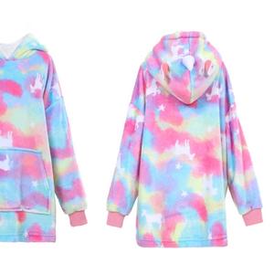 Готов к поставке
Детский худи-плед с капюшоном &#34;Единорог&#34;
В технике тай-дай
С объемным капюшоном
Из флиса 240 г/м²