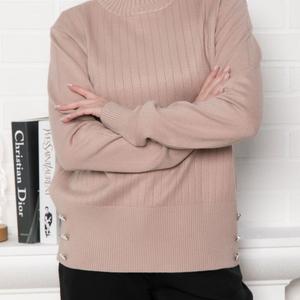 Джемпер вязаный бежевого цвета от бренда LT Collection. Этот джемпер – это не просто одежда, это основа для множества образов. Он создан для того, чтобы вы чувствовали себя уверенно и стильно каждый день. Его универсальность позволяет легко комбинировать его с другими элементами гардероба, создавая уникальные и запоминающиеся комплекты. По бокам расположены три изящные пуговицы, которые служат элегантным акцентом, придавая джемперу особую изюминку и делая его более выразительным, не перегружая образ. Добавьте этот джемпер в свой гардероб и наслаждайтесь его многофункциональностью и комфортом в повседневной жизни! Размер единый: 44-52.