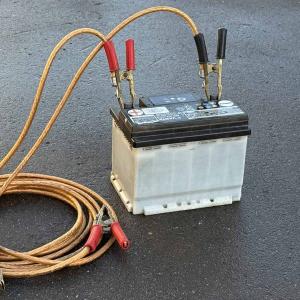 Пусковые провода сохраняют гибкость на морозе, зажимы для пусковых проводов из латуни, медный провод сечением 25 кв мм, пропускной ток 500 Ампер. Длина провода для прикуривания от 2 до 10 метров