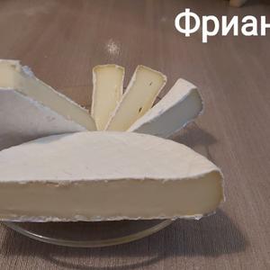 Нежный мягкий сыр с белой плесенью. Легкий грибной вкус и нежная творожистая консистенция с  едва уловимой кислинкой.