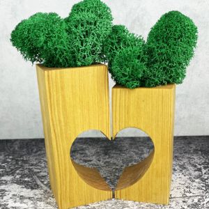 Деревянное кашпо с сердцем и стабилизированным мхом