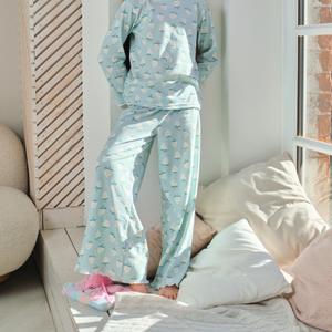 Роскошная, стильная, невероятно удобная пижама из интерлока 100% хлопок (брюки+лонгслив). Пижама универсальна, ее можно использовать как одежду для сна и как домашний костюм. Пижама умеренно свободного силуэта с широкими штанами не стесняет движений и подойдет на любой тип фигуры. Модель представлена в 2-х фирменных расцветках: сахарная клубника и конфетти из сердечек.
Интерлок 100% хлопок