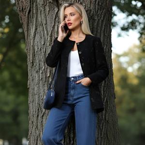 Жакет из костюмного плотного вельвета с цветочным принтом в чёрном цвете от компании SelenaSonata. Жакет с удобными и функциональными карманами. Модель прямого кроя, круглый вырез горловины. Втачные длинные рукава. Центральная застежка на петли и пуговицы. Подойдёт для комплекта с юбкой, брюками, джинсами. Без подклада. Идеальное решение для создания стильного образа. Обращаем внимание - ткань НЕ тянется.