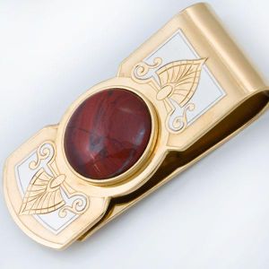 Зажим для денег с камнем. Размеры.
Наибольшая длина изделия 65 мм.
Наибольшая ширина изделия 30 мм.
Материалы.
Медный сплав, покрытие золотом (5 мкм), никелем (10 мкм), использована яшма