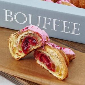 Круассан с вишней