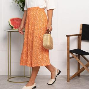 Юбка оранжевая на запах от бренда LT Collection. Выполнена из штапельного полотна с цветочным принтом. Внутреннее полотно аккуратно фиксируется пуговицей, внешнее — завязывается элегантным узлом на поясе.  Простая, но выразительная юбка идеально подойдет для повседневных и романтичных образов, делая любой образ особенным!