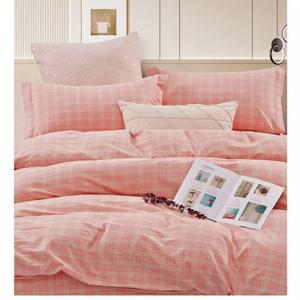 Стиранный хлопок — натуральная ткань для постельного белья из 100% хлопкового волокна. Проходит предварительную стирку на производстве, благодаря чему становится мягкой, матовой и приятной к телу уже с первого использования. Хорошо пропускает воздух, впитывает влагу, не электризуется и подходит для ежедневного сна в любое время года. Ткань устойчива к многократным стиркам, не дает сильной усадки и сохраняет форму и цвет. Оптимальный выбор для комфортного и долговечного постельного белья.