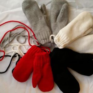 Варежки на веревочке. Варежки на флисе
размер 10 см и 15 см
цвета красный, черный, белый, серый