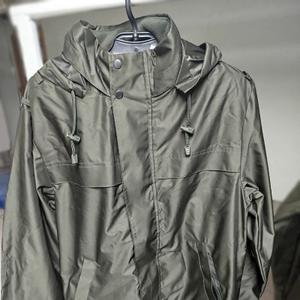 Демисезонная куртка с отстегивающейся подкладкой в виде жилета.