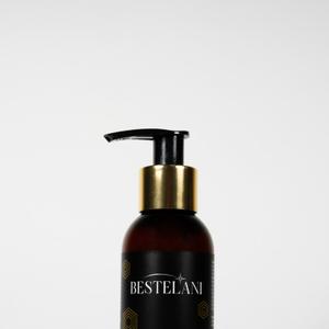 Лосьон для тела Honey silk

Лосьон для тела из серии «Медовая» — натуральное средство для ежедневного ухода, созданное на основе растительных компонентов. Благодаря идеально сочетающимся между собой ингредиентам, продукт глубоко увлажняет и питает кожу, делает ее ухоженной и здоровой.

Экстракт меда, один из основных ингредиентов в составе, широко известен в косметологии своими увлажняющими свойствами. Его высоко ценят за способность повышать эластичность кожи (часто добавляют в средства, предотвращающие растяжки) и смягчать ее. Дополняют его эффект масла — кокосовое и ши. Экстракты алоэ вера, имбиря, гинкго билоба и центеллы азиатской укрепляют эпидермис и насыщают его витаминами.

Лосьон Honey silk идеально подходит для ежедневного ухода, его легкая текстура быстро впитывается и не оставляет жирных следов. 

Для максимального эффекта рекомендуем использовать средства из линии «Медовая» в комплексе: очистить кожу с помощью ароматного геля Honey touch, затем нанести медовый скраб Honey smooth массажными движениями. Он удалит омертвевшие клетки и глубокие загрязнения, выровняет поверхность кожи. После этого останется увлажнить ее лосьоном Honey silk и наслаждаться полученным эффектом.

Не просто так мед называют сладким золотом: плотный, окутывающий аромат и уникальные свойства заставят вас влюбиться в линию «Медовая» с первого прикосновения. Попробуйте — и убедитесь в этом сами!

Применение
Нанесите достаточное количество лосьона на кожу и массируйте до полного впитывания.


Подходит для ежедневного использования. Рекомендуем уход в комплексе с другими продуктами из линии «Медовая» для достижения максимального эффекта: скрабом Honey smooth и гелем для душа Honey touch.

Состав
Aqua, Glycerin, Cetearyl Alcohol, Caprylic/Capric Triglyceride, Glyceryl stearates, Peg-100 stearate, Dimethicone, Butyrospermum parkii (shea butter) oil, Сoconut oil, Aloe Barbadensis (Aloe Vera) Leaf gel, Phenoxyethanol, Tocopheryl acetate, Benzyl alcohol, Carbomer, Triethanolamine, Ethylhexylglycerin, Aroma, Centella Asiatica root extract, Ginkgo Biloba leaf extract , Zingiber Officinale extract , Honey extract, Propolis extract, Pollen extract, Royal jelly extract, Disodium EDTA.