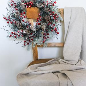 Венок новогодний с натуральными шишками
