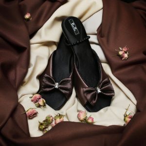 Домашняя обувь на каблуке из натурального шелка, декорированнная кружевом и стразами