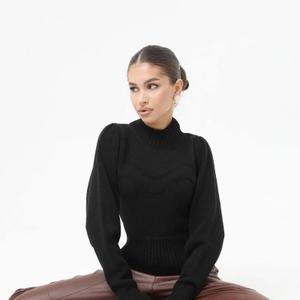 Свитер оверсайз вязаный представляет собой идеальный выбор для тех, кто ценит комфорт и стиль. Этот теплый свитер на осень изготовлен из высококачественных материалов с добавлением шерсти, обеспечивает не только тепло, но и долговечность. Базовый свитер позволяет комфортно одеваться, даже если вы предпочитаете более свободную одежду. Уникальный дизайн рукавов фонариками с ярко выраженным горлом придает образу оригинальность и индивидуальность. Этот приталенный свитер идеально подходит для повседневного ношения в холодное время года, также является уместным, как свитер для девочки в школу, так же и в офис для взрослой девушке, обеспечивая тепло и стиль в любых ситуациях.