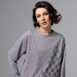 Лонгслив серый с акцентными швами от компании Charutti. Лонгслив свободного кроя, выполнен из трикотажного полотна. Круглый вырез горловины. Длинные рукава. Идеальный выбор для создания неповторимого образа.