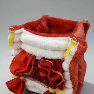 Двухъярусный домик-куб для крыс и других грызунов. Размер домика - кус со стороной 20см. Выполнен из велсофта с подкладкой 100% хб. Верхняя часть домика "крыша" выполнена в виде открытой террасы с углублением.
Швы обработаны. В комплекте 4 карабина.