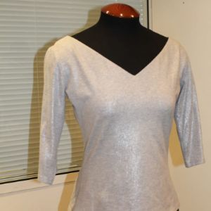 Блуза трикотажная с перемычками на спине. цвет серо-бежевый с блеском. размерный ряд от 44 до 56 российский, собственное производство ателье