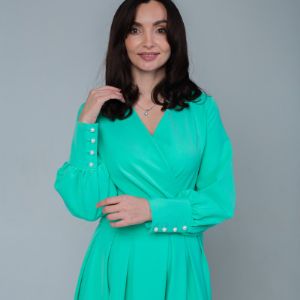 Платье  на запах  , вытягивает силуэт,подчеркивает фигуру за счет вточного пояса .
Базовый цвет белый .
Цвета меняются по сезону .