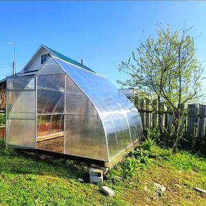 Каркас теплицы "Капель ЛЮКС" вид с торца

Ширина – 3м
Высота – 2.3м
Длина – 2,4,6,8м
Описание:
Каркас из стальной оцинкованной профильной трубы размером 20х30 мм.
С шагом между дугами 0,65 метра или 1 метр.
Дуги цельносварные, без отверстий.
Каждая дуга усилена ребром жёсткости с 6-ю продольными перемычками.
Данная теплица имеет надежное краб соединение, которое крепит перемычку к дуге в одну плоскость, что даёт полное прилегание поликарбоната ко всей конструкции каркаса, тем самым увеличивая срок службы теплицы.
2 двери, 2 форточки, евро ручки, 2 крючка.
Полный комплект фурнитуры и кровельных саморезов для сборки теплицы и конёк.
Возможность увеличения теплицы на любую длину кратно 2-ум метрам (10,12,14 метров и т.д.)