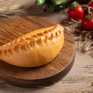 Беккен с капустой: национальный татарский пирожок в форме полумесяца со свежей капустой. Традиционное дрожжевое тесто, свежая капуста, вареное яйцо.