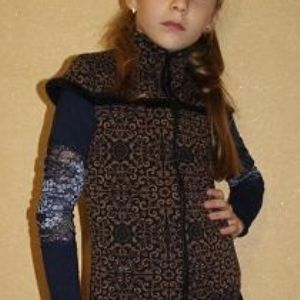 Жилетка школьная. Ткань: утепленный трикотаж

Состав: 50% полиэстер, 45% вискоза,5% спандекс

Ростовка: 4 шт.- (рост  122,128,134,140) 

Длина изделия : для разм.122 -140 соотв. 45 - 52 см.

