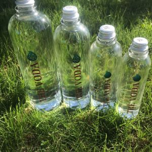 Природная питьевая вода &#34;THE VODA&#34; негазированная и газированная,  
в стеклянных бутылках объёмом  1л,  0,75л,  0,5л,  0,33л
