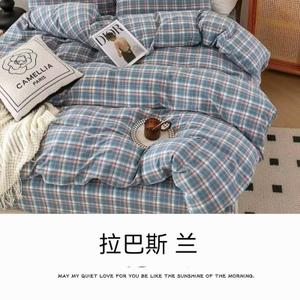 Стиранный хлопок — натуральная ткань для постельного белья из 100% хлопкового волокна. Проходит предварительную стирку на производстве, благодаря чему становится мягкой, матовой и приятной к телу уже с первого использования. Хорошо пропускает воздух, впитывает влагу, не электризуется и подходит для ежедневного сна в любое время года. Ткань устойчива к многократным стиркам, не дает сильной усадки и сохраняет форму и цвет. Оптимальный выбор для комфортного и долговечного постельного белья.