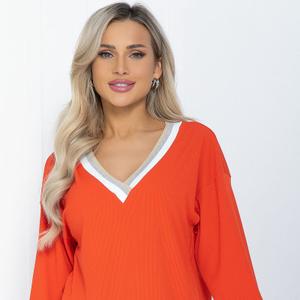 Джемпер оранжевый трикотажный от компании LT Collection. Модель свободного силуэта. Втачные длинные рукава, со спущенной линией плеча. V-образный вырез горловины. Без застёжки. Идеальный выбор на каждый день. Рекомендована ручная стирка при 30 С. Допуск отклонения длины при массовом производстве 1-3 см является нормой.