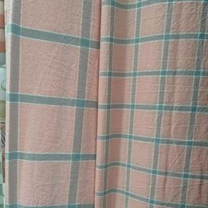 Стиранный хлопок — натуральная ткань для постельного белья из 100% хлопкового волокна. Проходит предварительную стирку на производстве, благодаря чему становится мягкой, матовой и приятной к телу уже с первого использования. Хорошо пропускает воздух, впитывает влагу, не электризуется и подходит для ежедневного сна в любое время года. Ткань устойчива к многократным стиркам, не дает сильной усадки и сохраняет форму и цвет. Оптимальный выбор для комфортного и долговечного постельного белья.