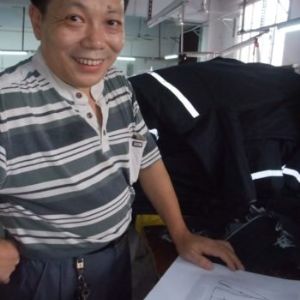Главный конструктор Гармент Фактори на трикотажной фабрике в Гонконге.