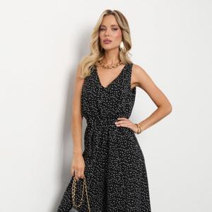 Комбинезон чёрный в горошек с широкими брюками-палаццо от производителя Jetty, выполнен из плательной ткани. Талия на резинке. Пояс идет в комплекте. По бокам брюк карманы. Верх с подкладкой из основной ткани. V-образный вырез. Открытая спина и плечи. Для фиксации запаха на спине предусмотрены завязки. Идеальный выбор для Вашего стильного гардероба.