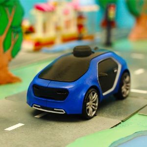 Детская игрушка, машинка T-car с управлением поворотом колес. Развивающая игрушка для детей от 3-х лет. Синего цвета. Закрытые двери, обычные колеса. Вид спереди.