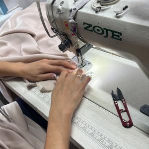 В нашем производстве используются специальные и швейные машины которые обеспечивают высокое качество и точность пошива.