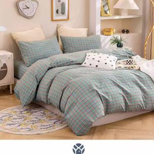 Стиранный хлопок — натуральная ткань для постельного белья из 100% хлопкового волокна. Проходит предварительную стирку на производстве, благодаря чему становится мягкой, матовой и приятной к телу уже с первого использования. Хорошо пропускает воздух, впитывает влагу, не электризуется и подходит для ежедневного сна в любое время года. Ткань устойчива к многократным стиркам, не дает сильной усадки и сохраняет форму и цвет. Оптимальный выбор для комфортного и долговечного постельного белья.