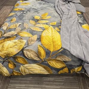 Эксклюзивный комплект постельного белья из сатина 300 TC с 3D-принтом.
Выразительная композиция с объёмными золотыми листьями создаёт эффект глубины и благородного сияния. Контраст тёплых золотистых оттенков и холодного графитового фона придаёт интерьеру современный, статусный характер. Плотный сатин 300 TC отличается шелковистой гладкостью, мягким блеском и высокой износостойкостью, обеспечивая премиальный комфорт и долговечность.