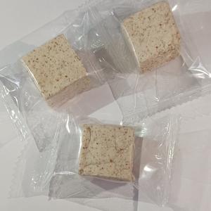 Индивидуально упакованная пастила тыквенная с апельсином и клетчаткой семян чиа 10 грамм— это идеальный импульсный товар. Продукт воспринимается потребителем как полезная и легкая альтернатива тяжелым десертам.
   Преимущества: гигиеничность, возможность быстрой допродажи, удобство употребления «на ходу», натуральный состав, идеально дополняющий вкус кофе и других напитков. Индивидуальная упаковка защищает продукт от заветривания и влаги, что сводит списания практически к нулю.

ПЛЮСЫ:
Отсутствие товарных потерь и списаний
Гигиеничность и безопасность
Защита при транспортировке у клиента.