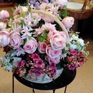 Корзина плетёная с композицией   Радужная