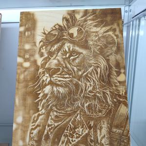 Гравировка на дереве лев-байкер