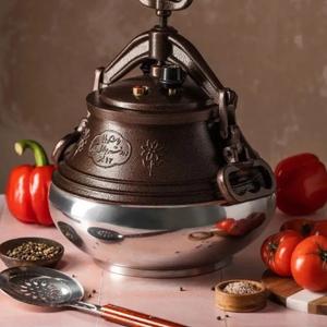 Казан– замечательный инструмент для кулинаров, который раскроет новые горизонты ваших гастрономических приключений, начиная от узбекской кухни и заканчивая русскими блюдами. Он подходит как для домашнего использования, так и для уличной кулинарии, что делает его идеальным выбором для походов и пикников с мангалом. Этот удобный туристический казанок станет вашим незаменимым помощником на кухне, позволяя легко готовить вкусные блюда, такие как плов.Казан изготовлен из прочного и долговечного алюминиевого сплава, который ничем не уступает чугунному аналогу. Литой корпус с плоским дном обеспечивает отличное распределение тепла благодаря индукции. Он совместим с индукционными и газовыми плитами, а также с электрическими устройствами. В комплекте с казаном идет крышка, сохраняющая тепло и аромат блюд, а удобная ручка облегчает транспортировку и безопасное обращение с посудой. Этот казан прост в уходе и легок в использовании, а разнообразие вариантов удовлетворит потребности любого. Насладитесь процессом приготовления пищи на свежем воздухе или готовя ваши любимые блюда дома. Подарите себе радость готовки с этим практичным и многофункциональным походным инвентарем!