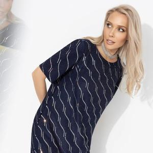 Платье синее нарядное с карманами от компании Charutti. Модель прямого силуэта, выполнена из трикотажа с голографическим принтом. Круглый вырез горловины. Втачной короткий рукав. Это Ваш отличный образ, в котором вы всегда чувствуете себя уверенно.