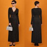 Элегантное трикотажное макси-платье с глубоким V-вырезом