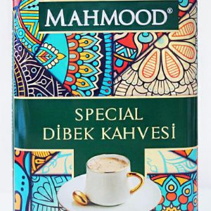 Кофе Mahmood молотый в банке 400 г – эксклюзивный турецкий напиток, популярный в странах Ближнего Востока и ставший доступным на российском рынке. Он изготавливается из отборных кофейных зерен с мировых плантаций. Сырье измельчают до сверхтонкой степени и смешивают с другими растительными ингредиентами, вследствие чего купаж приобретает своеобразный вкусоаромат. Бленд предназначен для приготовления в турке и поставляется в прямоугольной жестяной банке с затейливым орнаментом, которая подойдет на роль подарка.