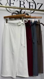 Юбка на запах — это женственная модель. Удобна в движении, регулируется по объему, визуально удлиняет ноги