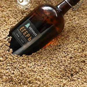 Егерь. Янтарный лагер умеренной крепости с мягкой округлой солодовостью и средней интенсивности горечью, но сравнительно сухим финишем.
Чистый солодовый вкус, насыщенно-хлебный и умеренно карамельный, с элегантным впечатлением, созданным качественными базовыми солодами и процессом варки, а специальное охмеление Idaho 7, раскрывает нотки цитруса и лёгкой хвои