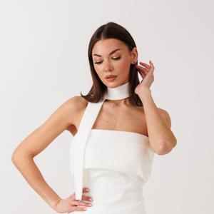 Топ:

облегающий силуэт
выполнен из эластичного трикотажа средней плотности,                        
открытые плечи,                                      
спущенный воротник, на сборке по переду и спинке изделия                              
лента на шею в комплекте
Размерный ряд от 42 до 46