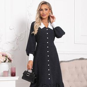 Платье чёрное в горошек от бренда Avili. Модель полуприлегающего силуэта, выполнена из текстильного полотна, в боковых швах  талии пояски-завязки, можно завязать сзади и скорректировать талию. Отрезная юбка А-образного силуэта  с воланом по низу. Изюминка платья-белый воротник ,манжеты и шикарные жемчужные пуговицы. По полочке центральная застежка  до волана. Стильный вариант для элегантного образа.