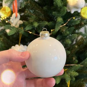 Фарфоровый шар. Диаметр 6,5 см
Можно оставить белым, украсить логотипом компании, или фразой/рисунком, или сделать ручную роспись. 
Упаковывается в пузырчатую пленку и индивидуальную коробку