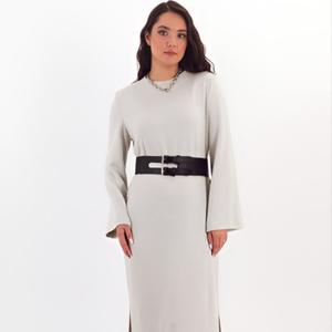 Платье-водолазка из плотного трикотажное молочного цвета от бренда Braslava. Модель прямого силуэта с разрезами по бокам и широкими рукавами не оставят Вас без внимания окружающих! Ремень из экокожи в комплект не входит, продается отдельно.