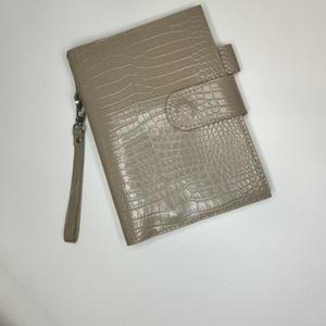 Кожаные аксессуары оптом для вашего бизнеса. Минимальный заказ — от 15 изделий

Корпоративные подарки: Статусные и запоминающиеся аксессуары с логотипом вашей компании для партнеров и сотрудников.
Производство изделий для брендов:
Разрабатывают и производят капсульные коллекции кожаных аксессуаров для fashion-брендов, бьюти-проектов и других компаний. Полный цикл — от идеи до готовой партии с вашим лейблом.

&#34;Ваш бренд, наше безупречное качество&#34;

Начните проект своей мечты уже сегодня!