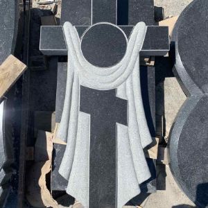 Крест гранитный на кладбище